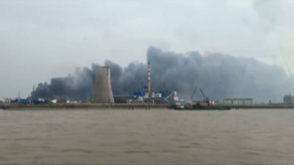Силна експлозия в химически завод в Китай, има загинали (ВИДЕО)