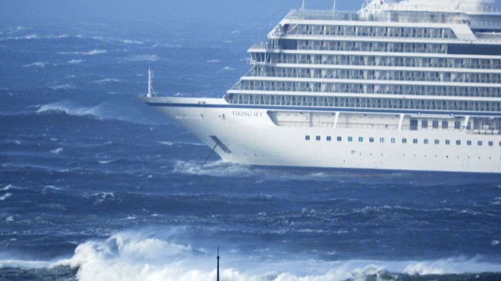 Евакуираха пътници от повреден круизиен кораб край Норвегия