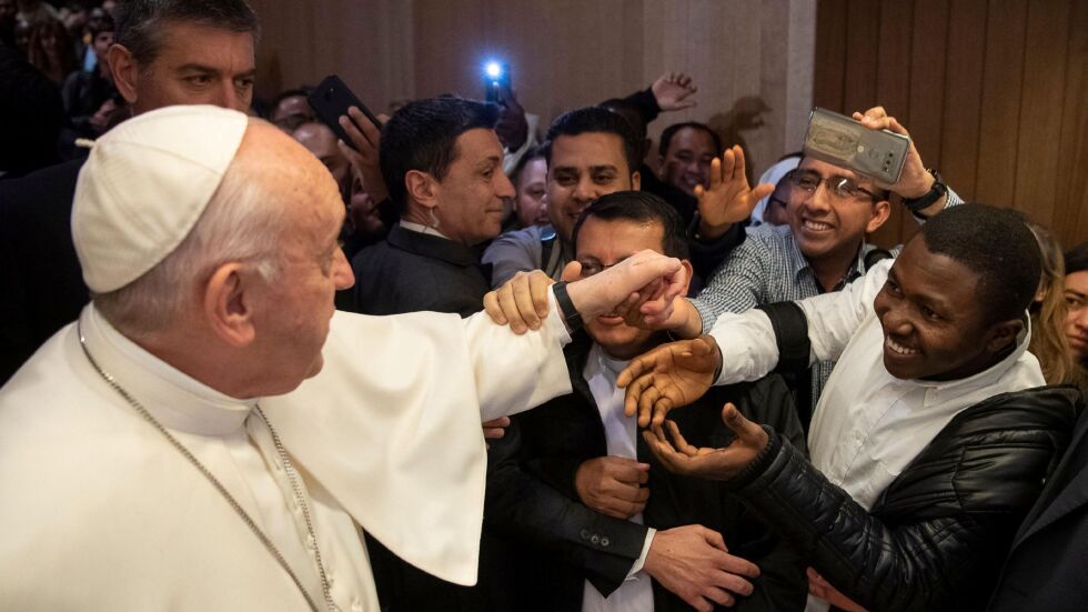 Католическият свят разделен – папата не даде поклонници да целунат ръката му