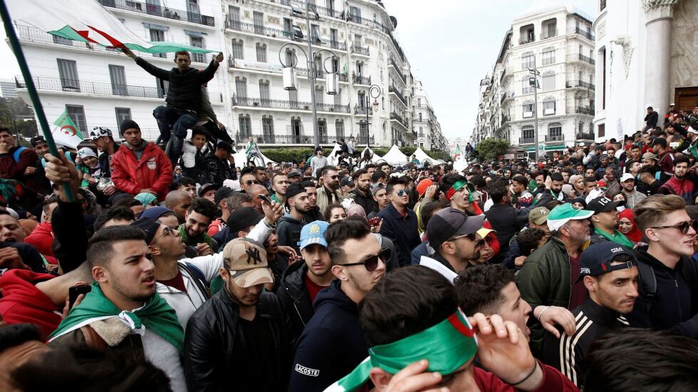 Продължава напрежението в Алжир