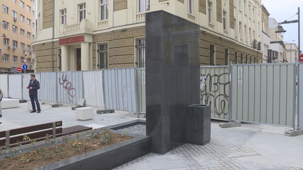 R.I.P. площад „Гарибалди”: 5 варианта за употреба на новия монолит в центъра на София