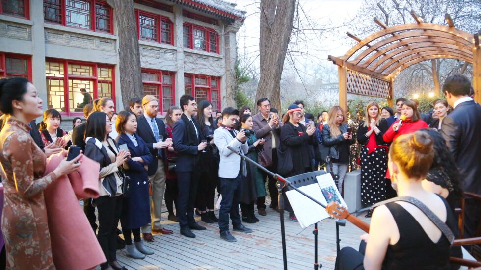 Български студент в Пекин представи Момчиловци на официален прием