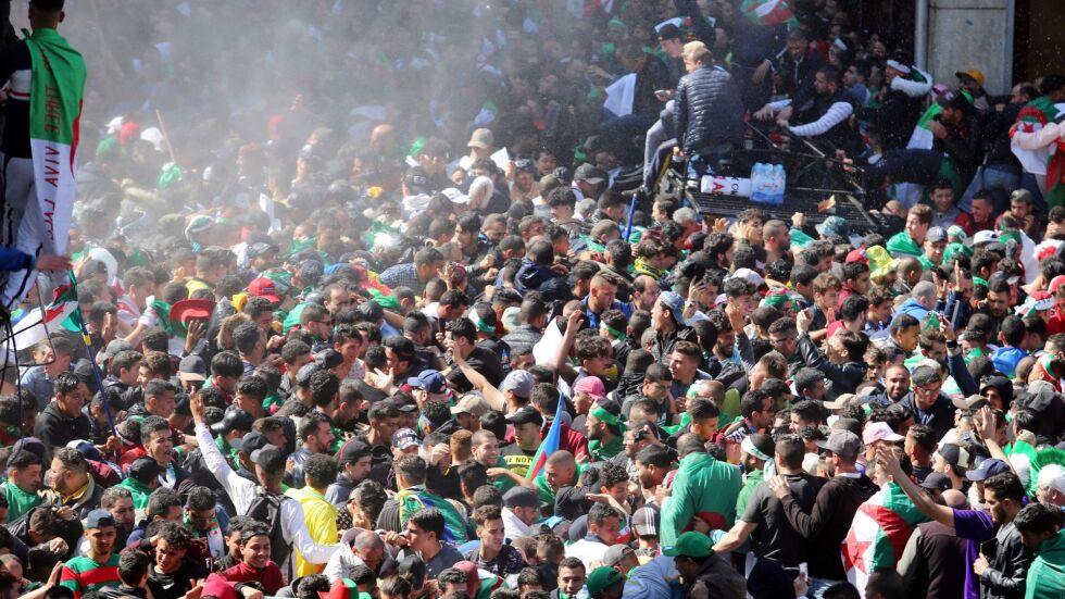 Един милион души отново протестираха в Алжир с искане за оставка на президента 