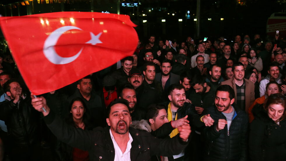 Партията на Ердоган запазва Истанбул, опозицията поведе в Анкара 