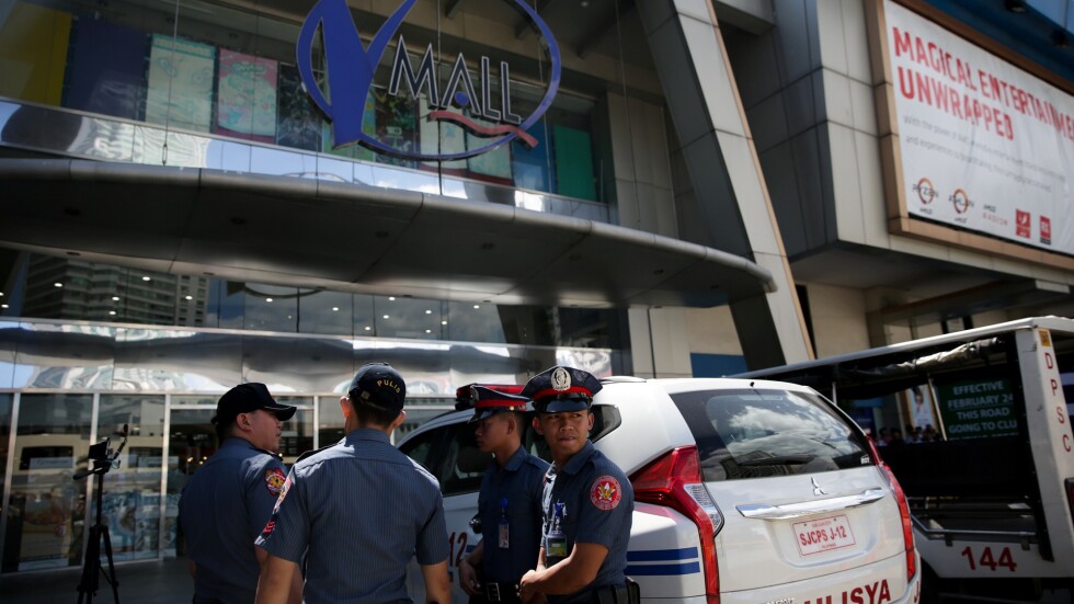 Мъж взе десетки заложници в търговски център във Филипините