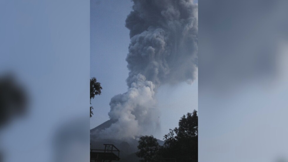 Най-активният вулкан в Индонезия изригна (ВИДЕО)