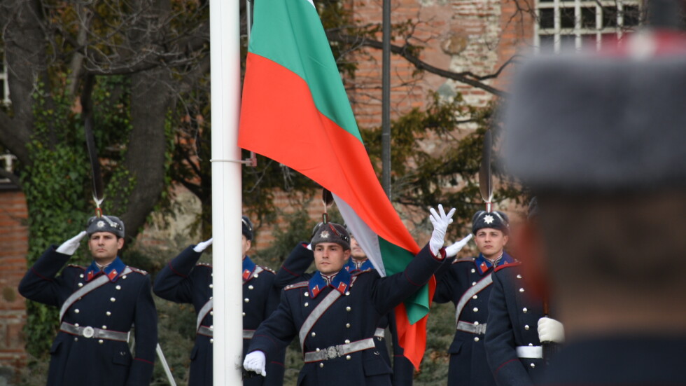 С пълен военен церемониал: Издигнаха българското знаме пред Паметника на Незнайния воин