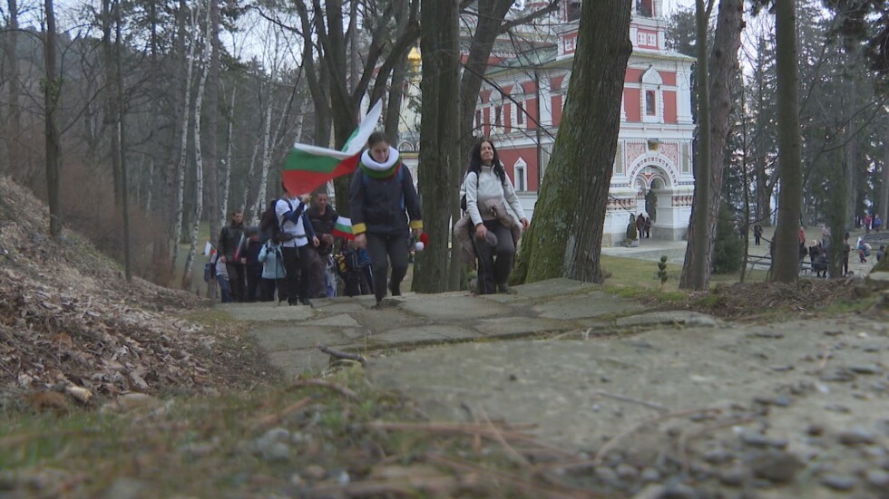 Хиляди се отправиха на поход към връх Шипка на 3 март