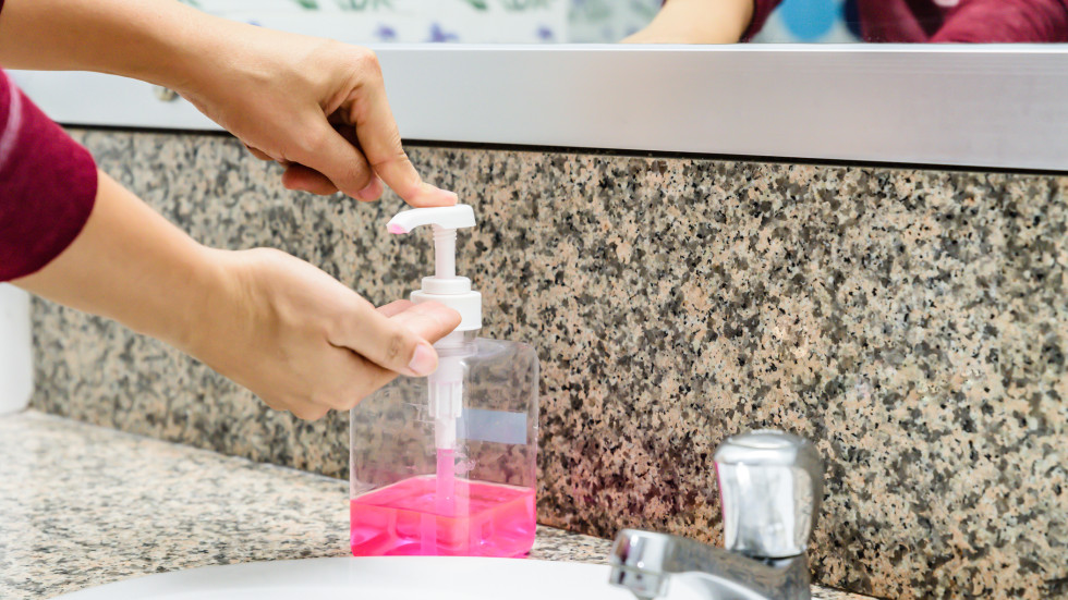 Срещу коронавируса: Антибакериален гел или вода със сапун – кое е по-ефективно 