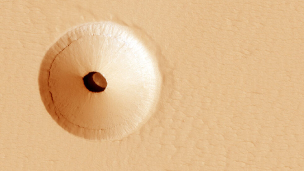 Мистериозна дупка на Марс „може да съдържа живот“