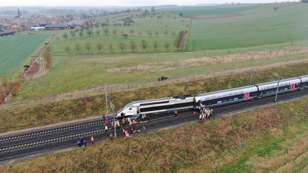 Високоскоростен влак дерайлира във Франция, има ранени