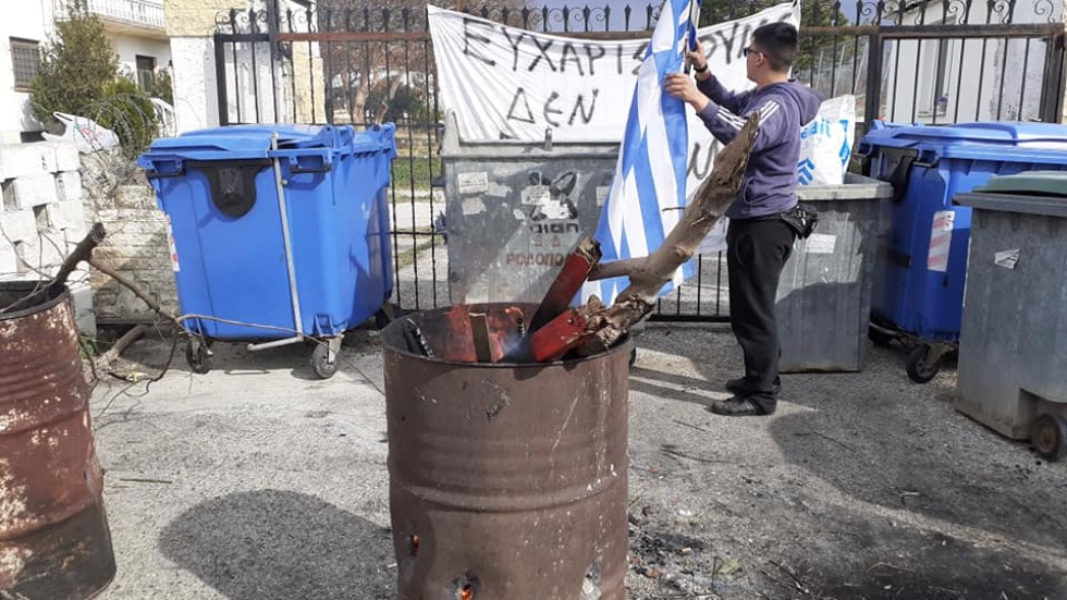 Нови размирици заради мигрантите: Гневни гърци строят барикади срещу бежанците 