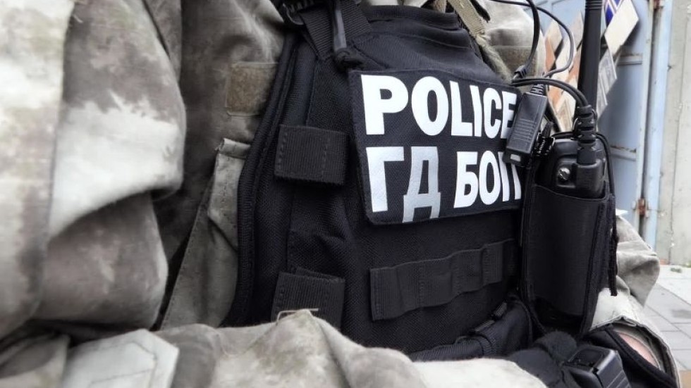 Мъж се барикадира в къща в Стражица, полицията го задържа