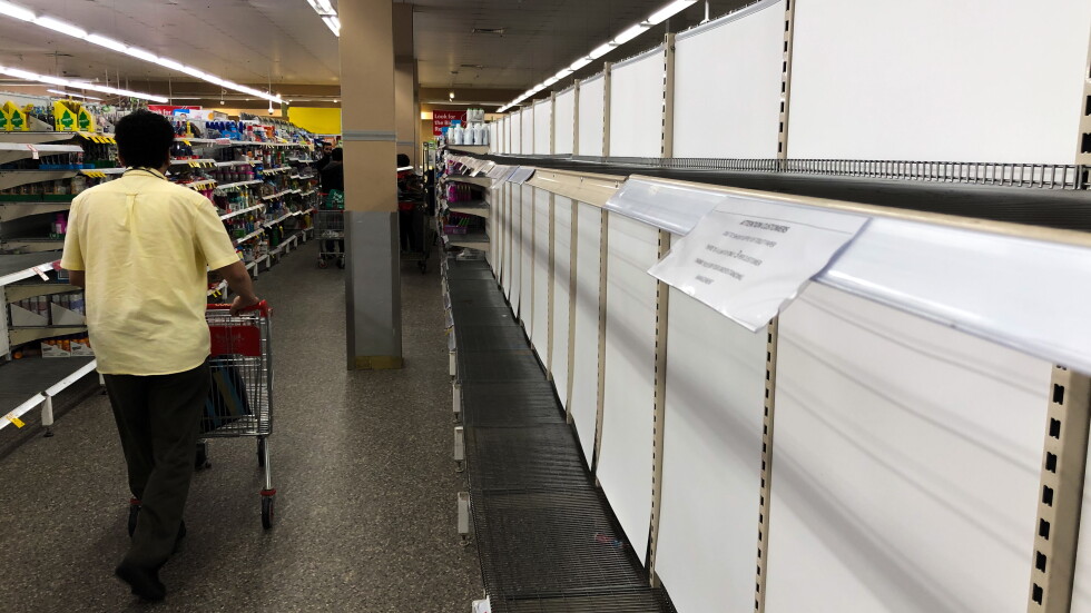 Бой за тоалетна хартия в супермаркет в Австралия заради коронавируса (ВИДЕО)