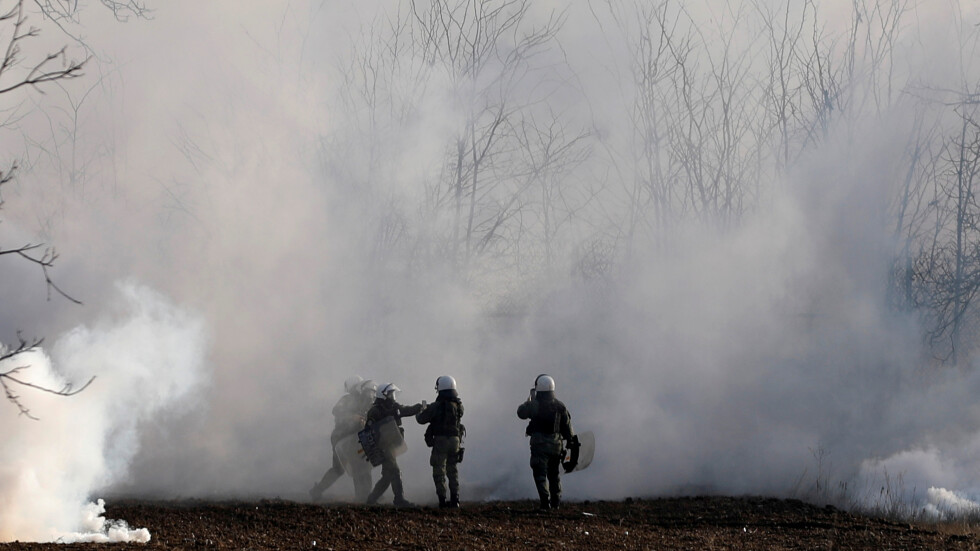 Сълзотворен газ и пушек от димки на гръцко-турската граница (ВИДЕО)