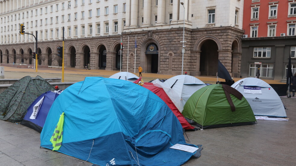 Продължава протестът на медицинските сестри в палатковия лагер пред МС
