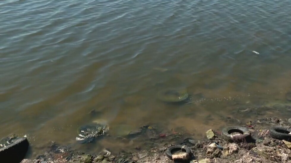 Заради скъсан тръбопровод: Хиляди куб. м отпадни води се изливат във Варненското езеро