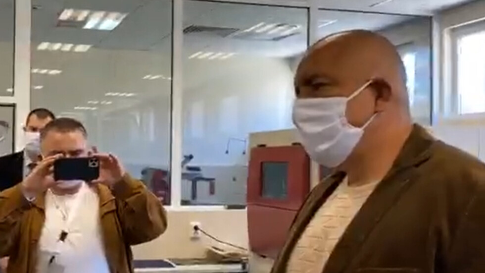 Борисов с маска инспектира завод за предпазни облекла в Габрово