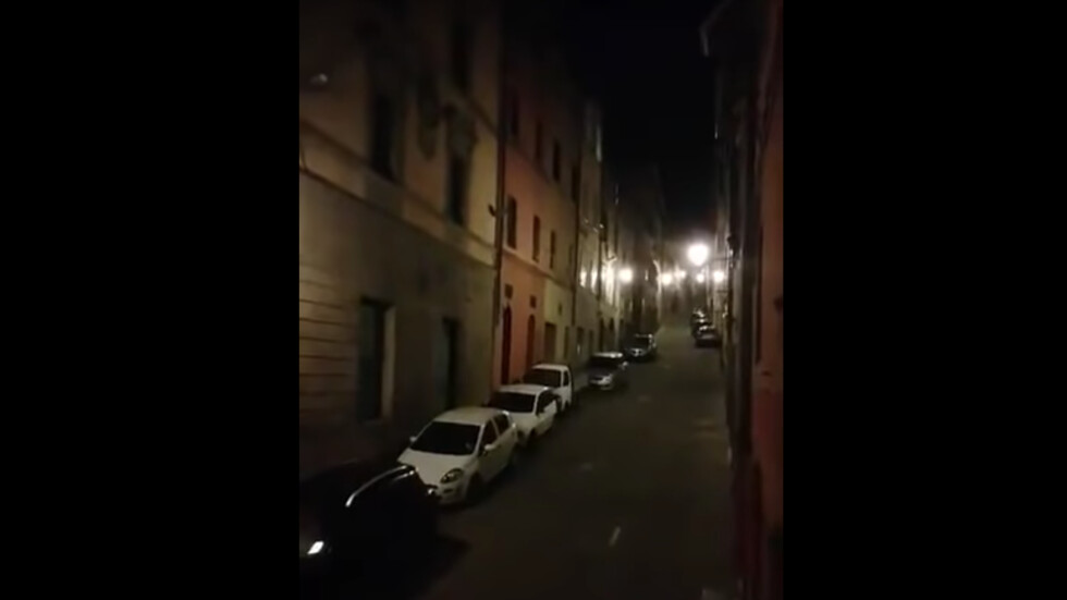 Италианците пеят от прозорците си за повдигане на духа по време на карантината (ВИДЕО)
