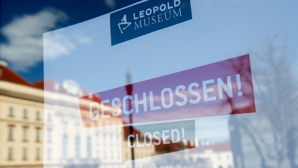 Австрия затваря магазини и заведения, два региона са под карантина 