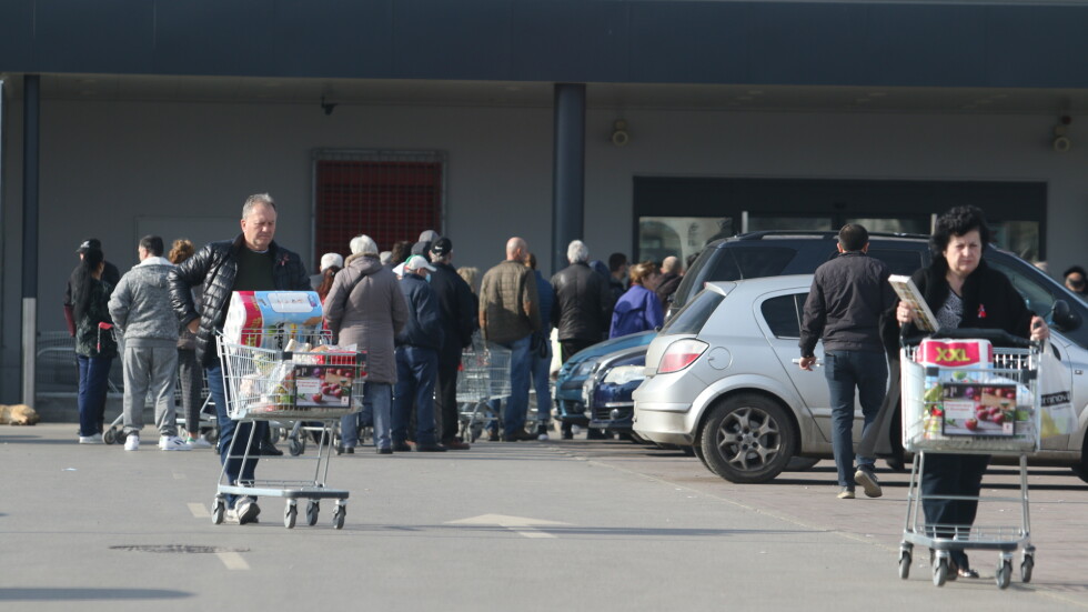 От днес в Пловдив: До 100 клиенти в хипермаркетите