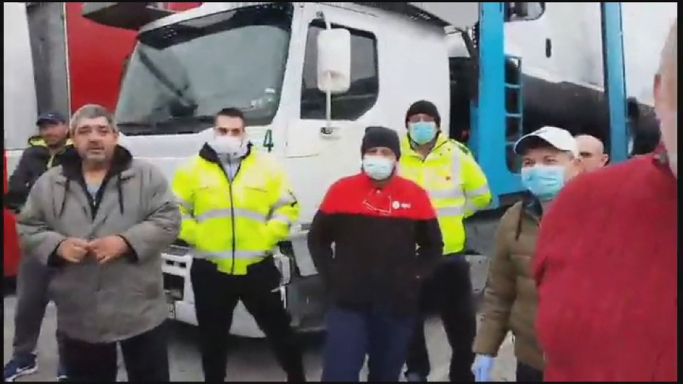 Българските шофьори на тирове чакат сформирането на конвой в Хърватска