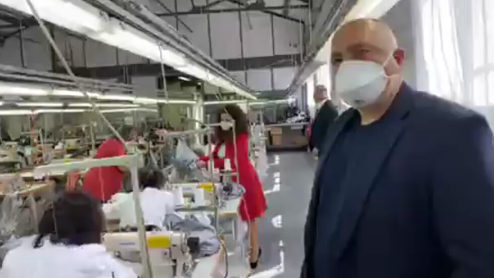 Фирма реорганизира производството си, за да прави защитни шлемове, очила и маски