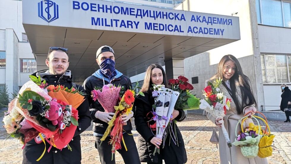Адмирации за медиците: Студенти подариха цветя на лекарите от ВМА