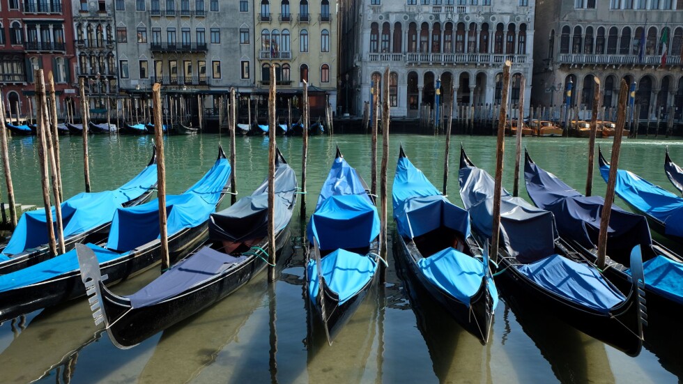 Куриоз: Гондола във Венеция се преобърна заради…селфи (ВИДЕО)