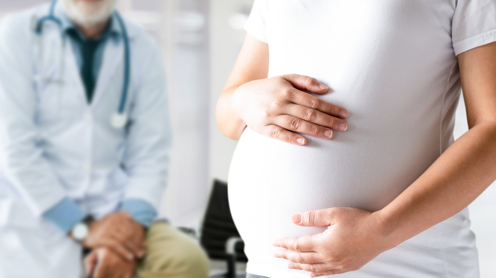 Всичко, което бременните трябва да знаят в извънредната ситуация - от женските консултации до заразяване с COVID-19
