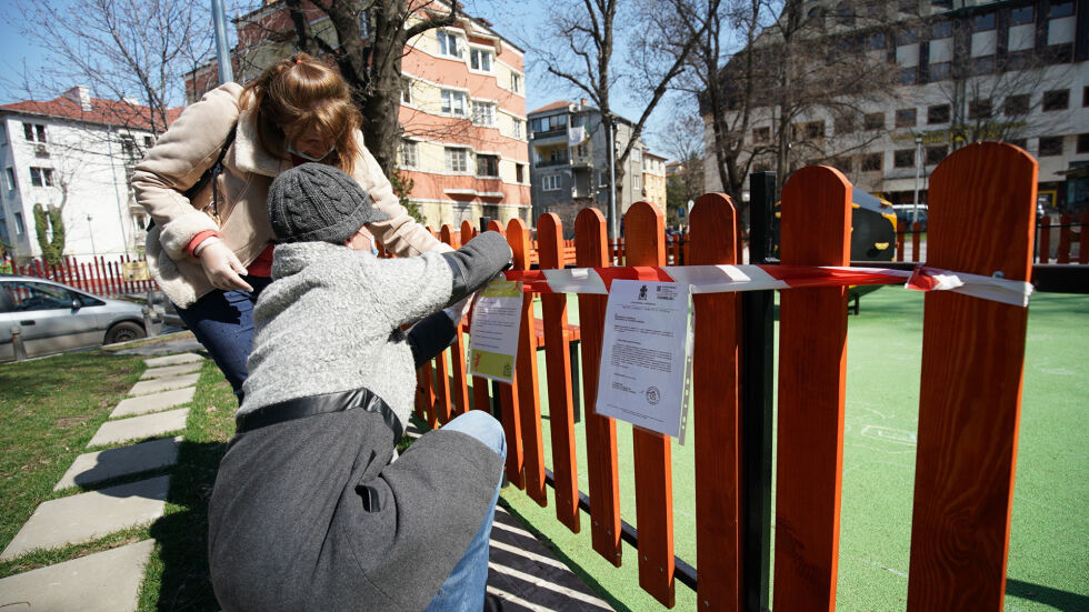 Снимка на деня: Затварят детските площадки в софийските паркове и градини
