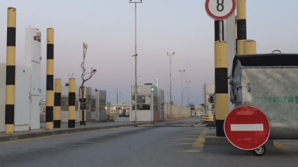 От полунощ временно се забранява влизането на хора и автомобили от Турция у нас