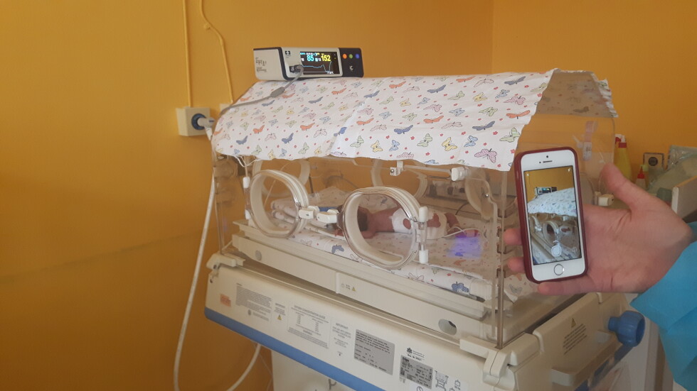 Болницата в Бургас показва по "Вайбър" недоносените бебета на техните родители