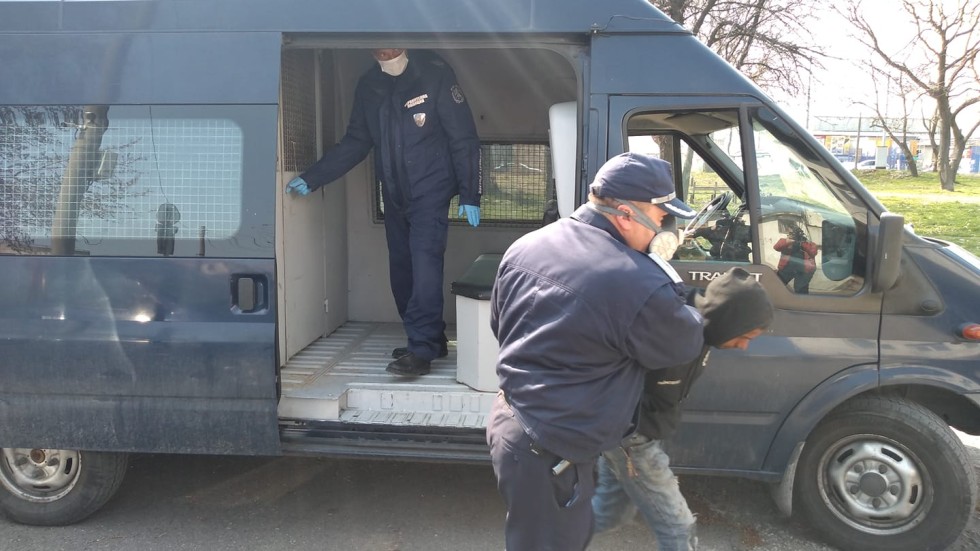 Полицейска акция в ромската махала в Бургас, има задържани