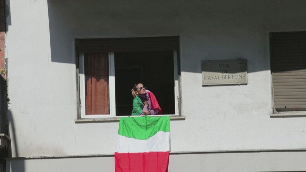 Хиляди пяха националния химн от прозорците и балконите в Италия (ВИДЕО)