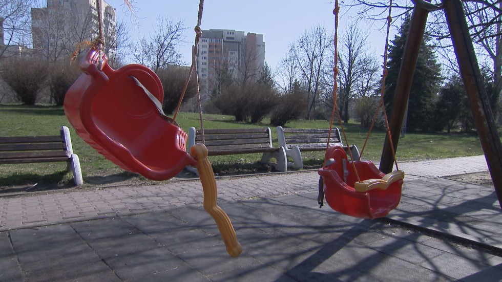 Мерките се спазват: Парковете и градинките в София са пусти