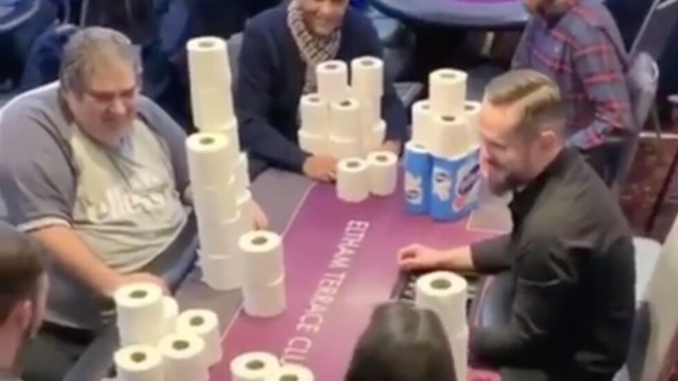 Тоалетната хартия превзе и света на покера (ВИДЕО)