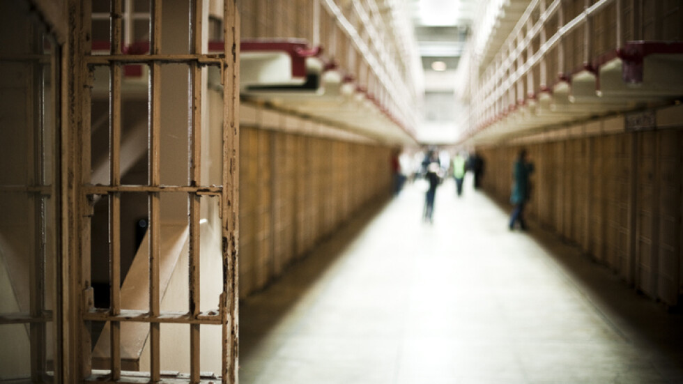 Необичайно решение: В Щатите ще освободят затворници, за да спрат COVID-19