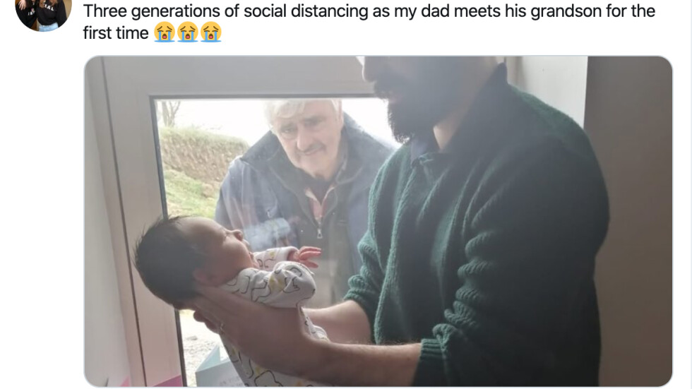 Цената на социалната дистанция: Дядо се запозна с внучето си през прозорец (СНИМКА)