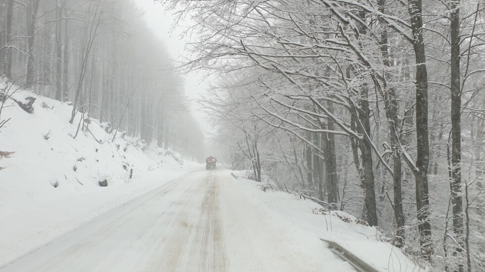 Затворени пътища и ограничения заради обилния снеговалеж