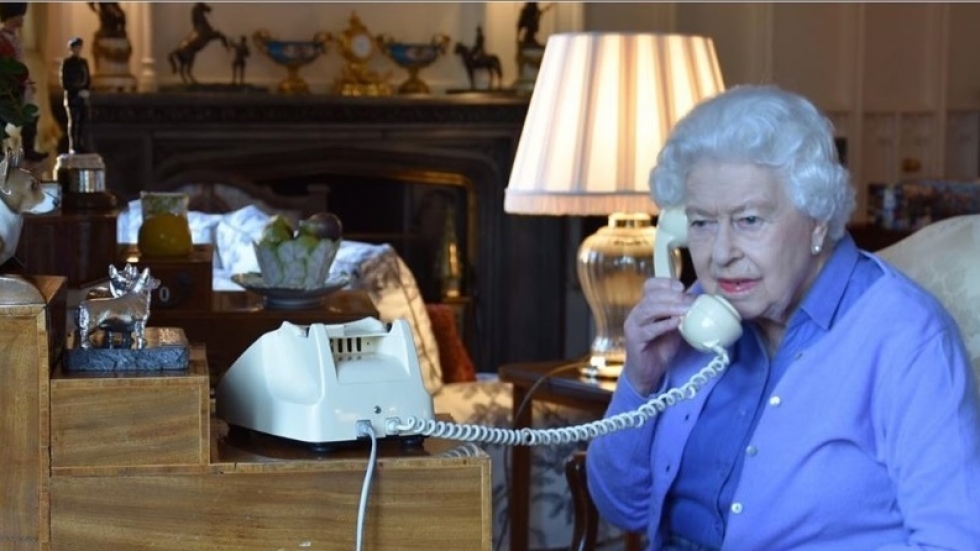 Снимка на деня: Кралицата заложи на класическия телефон за седмичната си среща с премиера