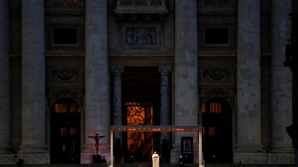 Папата отправи извънредно благословията си от празния пл.  „Св. Петър” (ГАЛЕРИЯ)