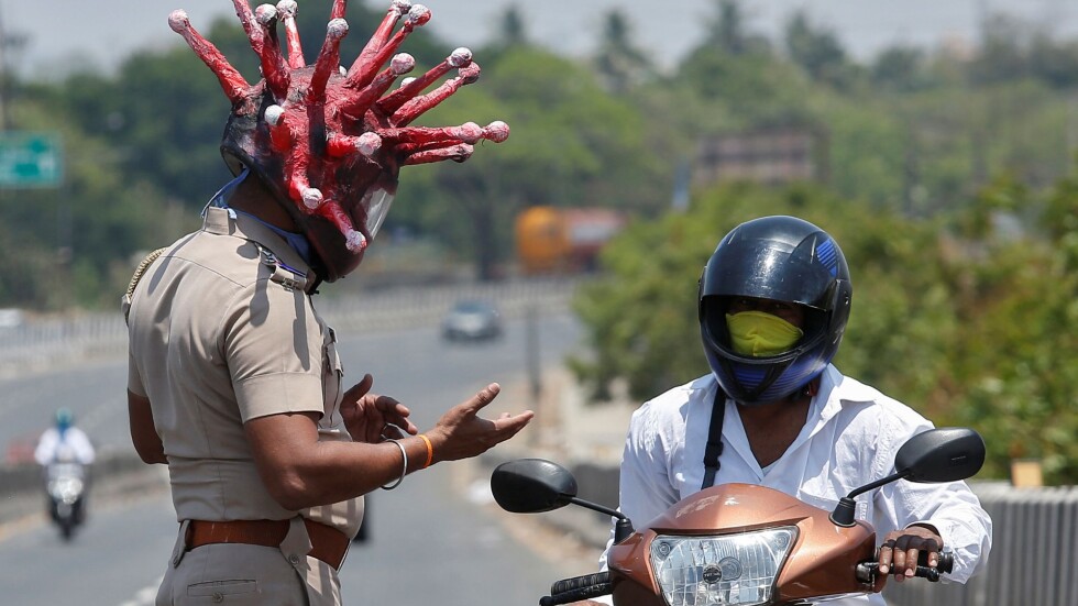 Сблъсъци и полицейска каска “COVID-19” в Индия