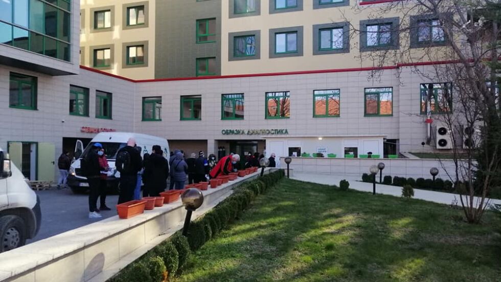 Опашки от чакащи за ваксина и при личните лекари в Пловдив 