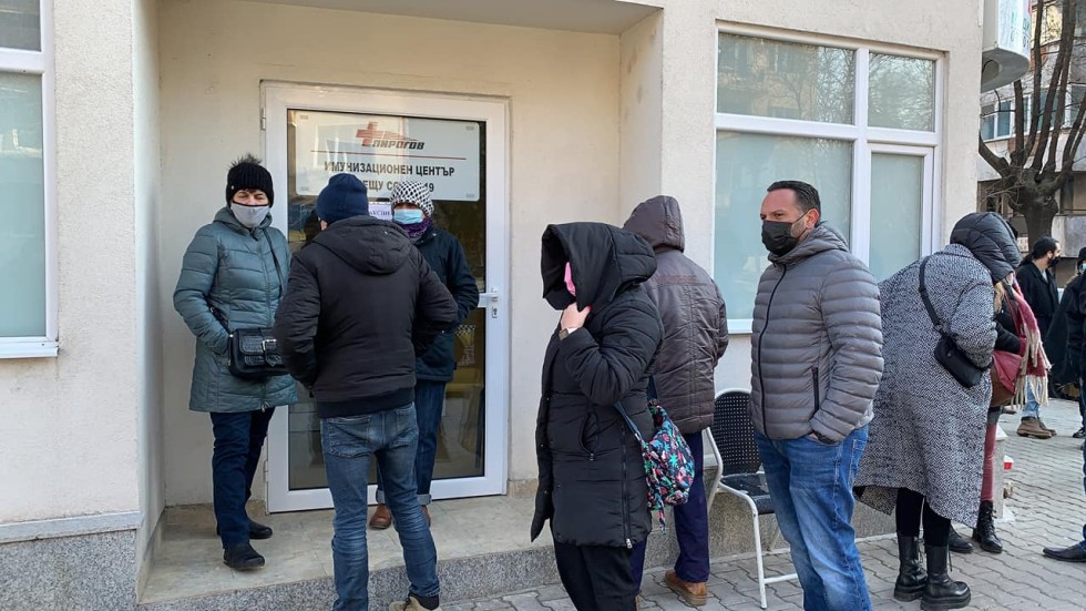 Напрежение пред ваксинационните кабинети в „Пирогов“