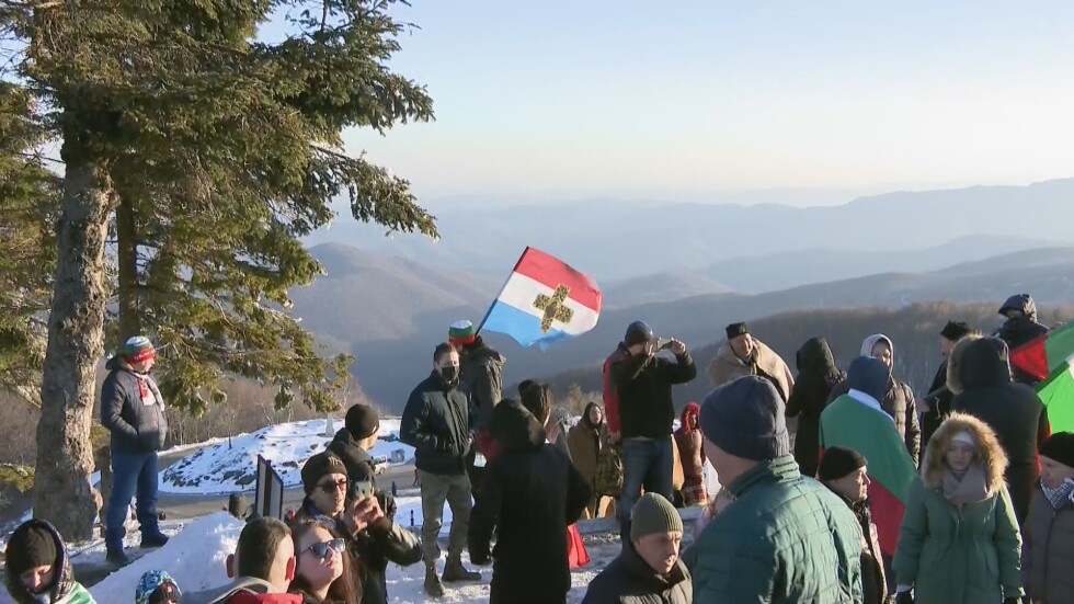 Въпреки отменените празненства: Над 300 автомобила вече са на връх Шипка