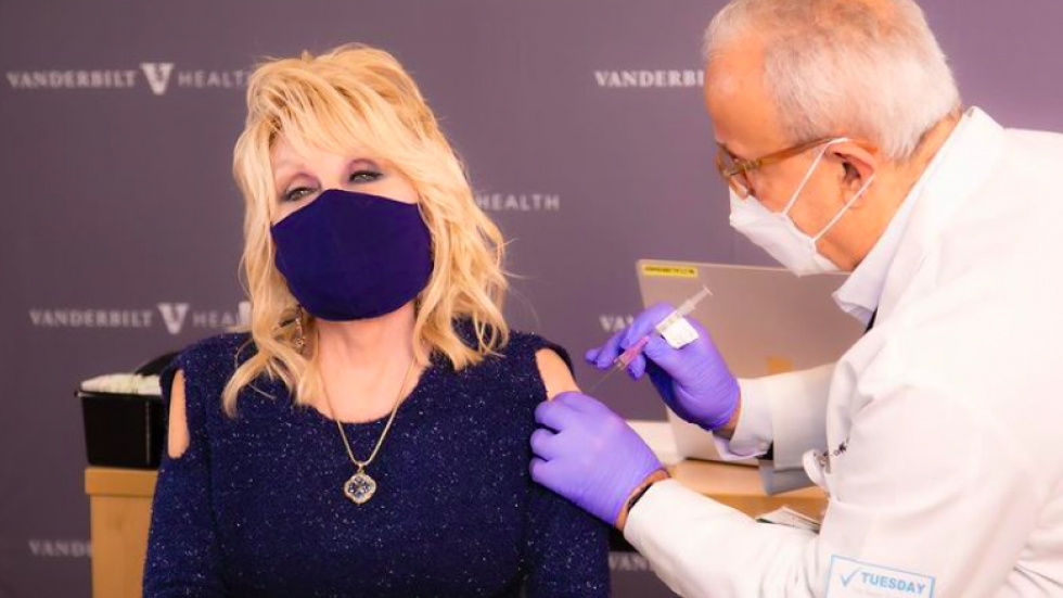 Доли Партън отбеляза ваксинирането си срещу COVID-19 с адаптация на "Jolene" (ВИДЕО)