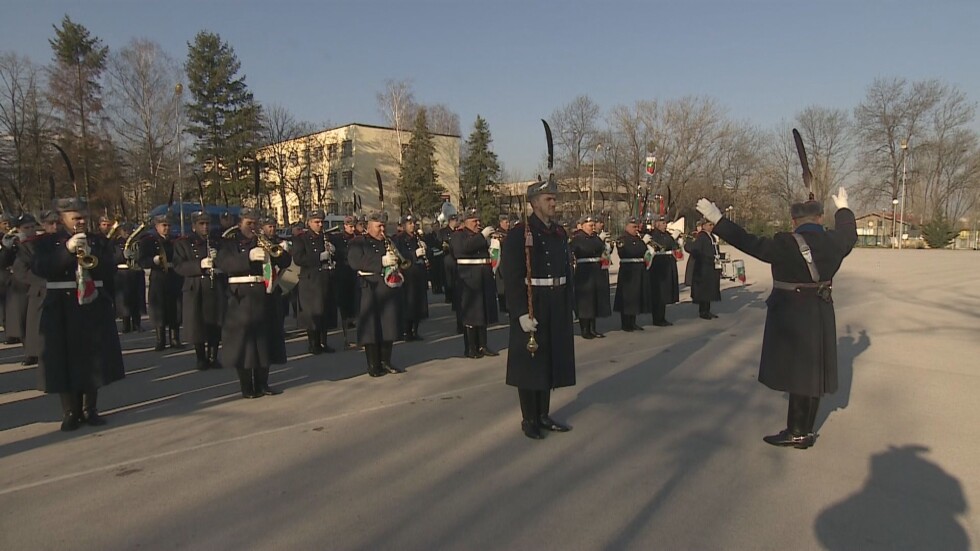 Издигането на националното знаме: Гвардейският представителен духов оркестър се готви за церемонията