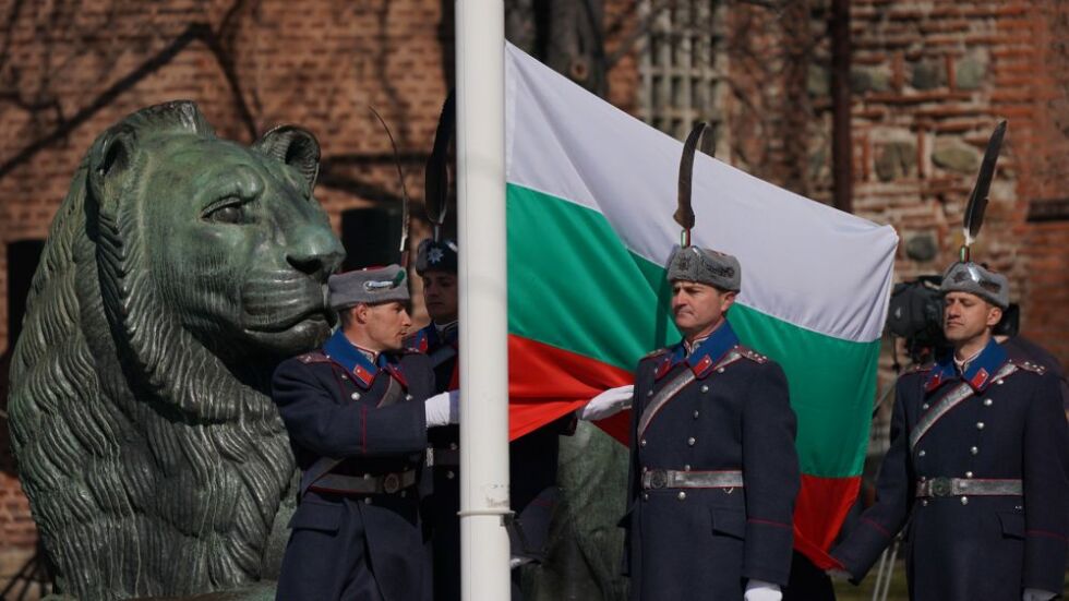 Издигнаха националния флаг пред Паметника на Незнайния воин с тържествена церемония