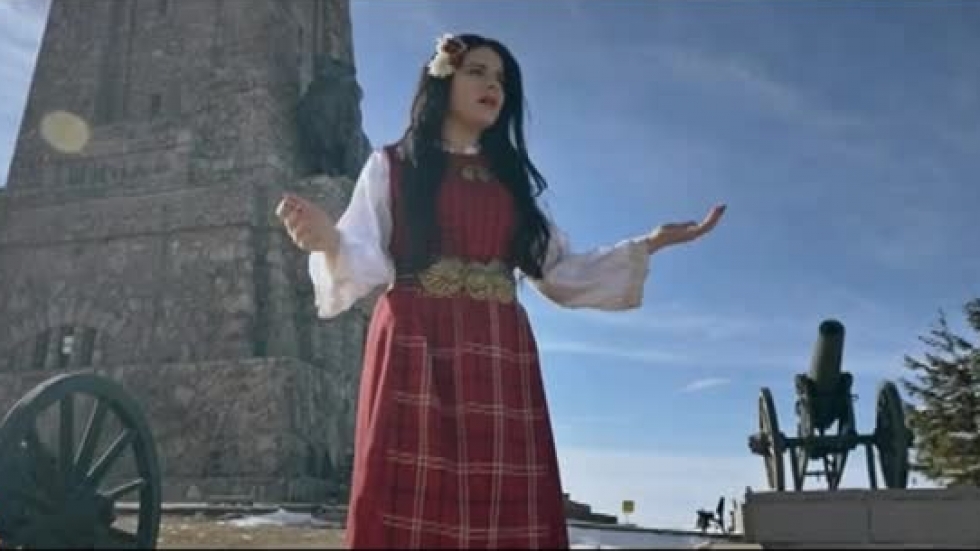 Бесарабската българка Лилия Семкова от "Фермата" с нов видеоклип, заснет при минусови температури на Шипка